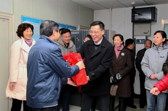 6 陶坚校长慰问监控室值班人员 唐宇明摄 6 陶坚校长慰问监控室值班人员 唐宇明摄
