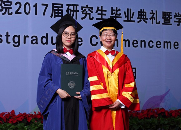 7吴慧副校长为毕业生颁授学位 7吴慧副校长为毕业生颁授学位