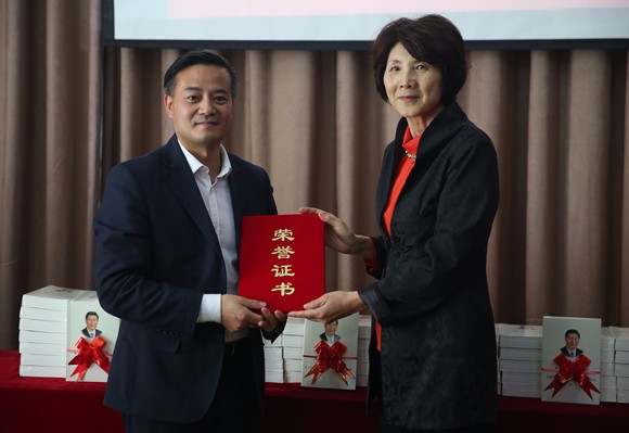 2刘慧书记为余富文先生颁发荣誉证书 2刘慧书记为余富文先生颁发荣誉证书