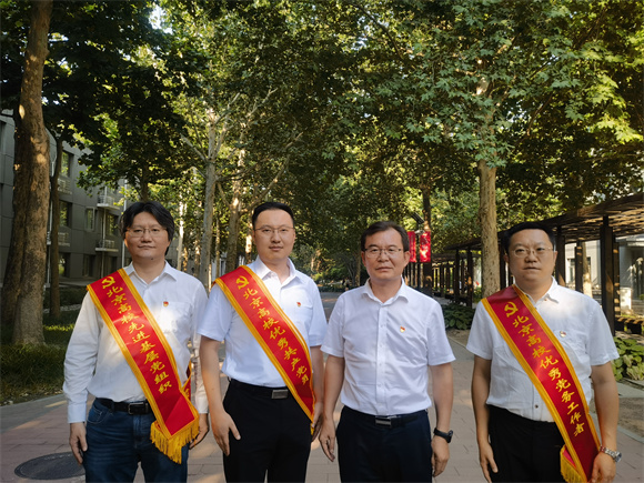学院党委书记幸明军迎接并祝贺受表彰对象 学院党委书记幸明军迎接并祝贺受表彰对象