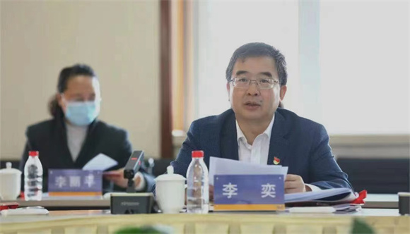北京市委教育工委副书记、市教委主任、市政府教育督导室主任李奕主持汇报会 北京市委教育工委副书记、市教委主任、市政府教育督导室主任李奕主持汇报会