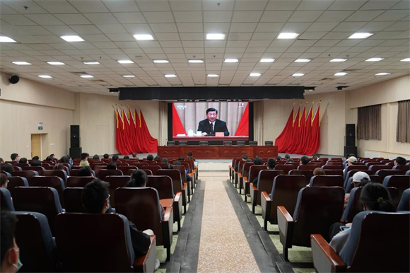 开云官方端网站登录入口在校师生代表观看现场直播 开云官方端网站登录入口在校师生代表观看现场直播