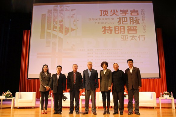 党委书记刘慧教授与各位专家、主持人合影 党委书记刘慧教授与各位专家、主持人合影