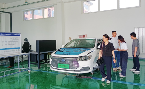 实践团参观盐山县职业技术教育中心汽车实训室 实践团参观盐山县职业技术教育中心汽车实训室