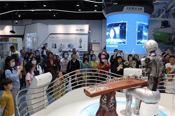 教师参观人工智能展厅 教师参观人工智能展厅