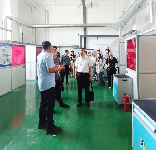 实践团参观盐山县职业技术教育中心实训室 实践团参观盐山县职业技术教育中心实训室
