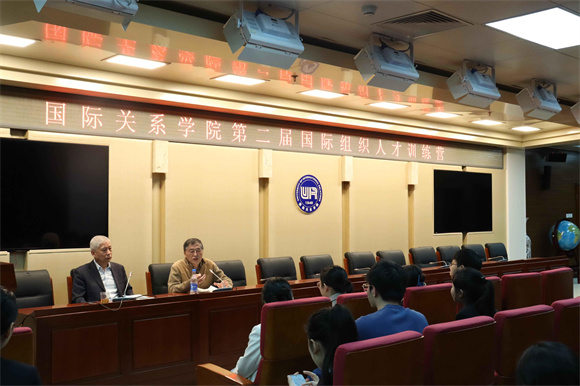 刘志贤先生、郑启荣教授对面试情况进行总结点评 刘志贤先生、郑启荣教授对面试情况进行总结点评