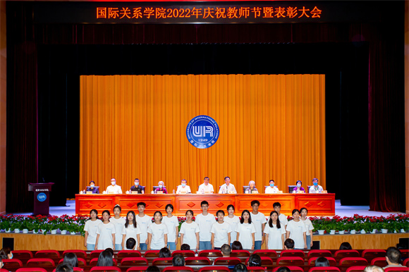 2022级大一新生代表为老师献歌 2022级大一新生代表为老师献歌