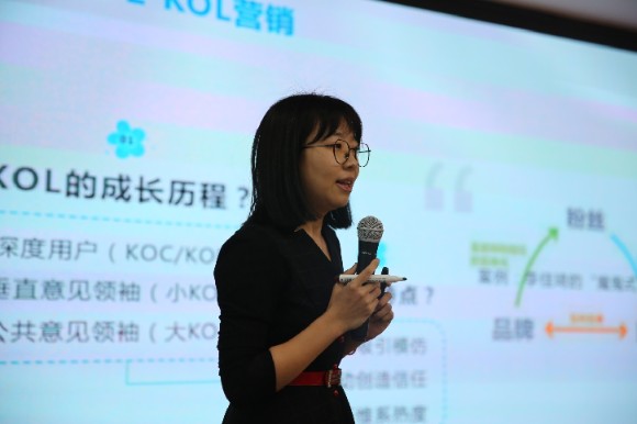 沈洁老师进行现场展示 沈洁老师进行现场展示