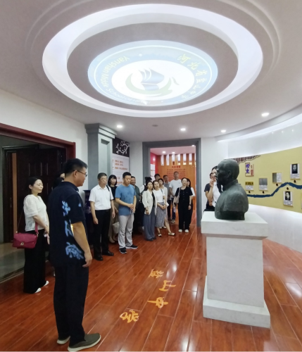 实践团参观盐山中学校史馆 实践团参观盐山中学校史馆