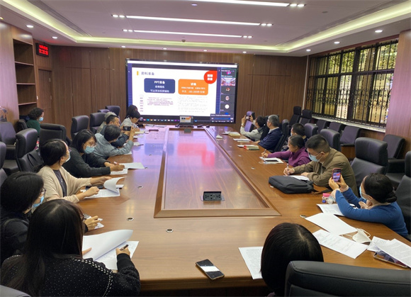 与会教师认真参加学习培训 与会教师认真参加学习培训