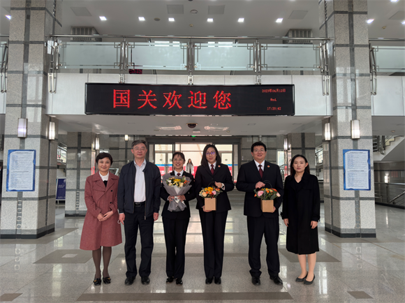 嘉宾与学校领导老师合影留念 嘉宾与学校领导老师合影留念
