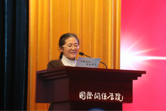 外语学院英语系系主任李亚丽老师宣读颁奖词 外语学院英语系系主任李亚丽老师宣读颁奖词