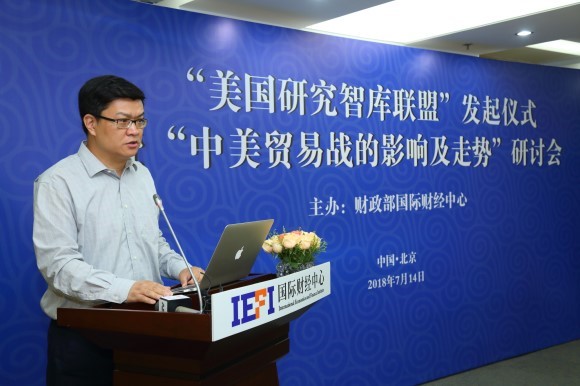 校长助理达巍在成立仪式上发言 校长助理达巍在成立仪式上发言