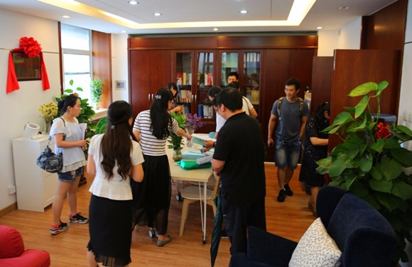 3查阅创建工作档案、参观教职工之家 3查阅创建工作档案、参观教职工之家