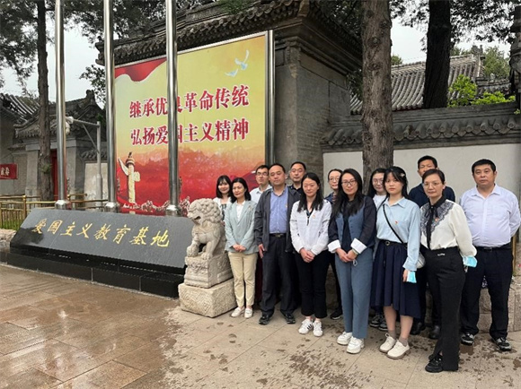 党员同志们在基地前合影留念 党员同志们在基地前合影留念