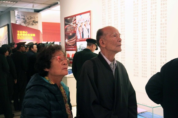 黎祥福夫妇参观展览 黎祥福夫妇参观展览