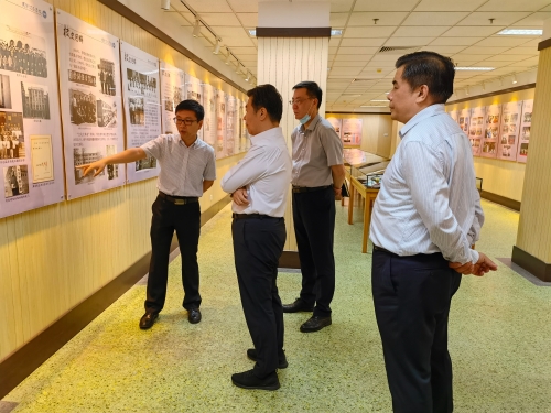 参观开云官方端网站登录入口校史展览馆 参观开云官方端网站登录入口校史展览馆
