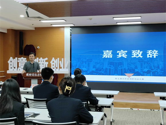 学生处副处长、院团委书记吴启春致辞 学生处副处长、院团委书记吴启春致辞
