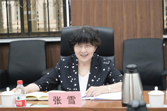 检查组组长、北京教育系统关心下一代委员会主任、市委教育工委原常务副书记张雪主持会议并发言 检查组组长、北京教育系统关心下一代委员会主任、市委教育工委原常务副书记张雪主持会议并发言