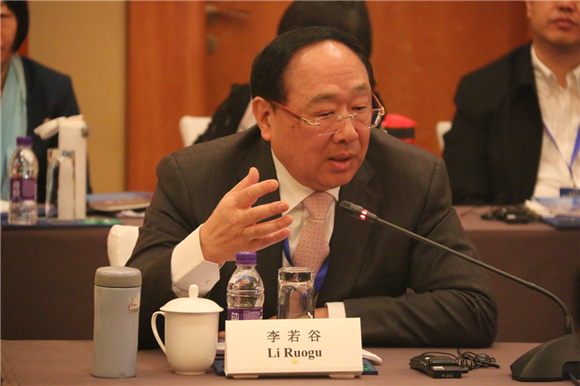 中国国际经济关系学会会长李若谷做引领演讲 中国国际经济关系学会会长李若谷做引领演讲
