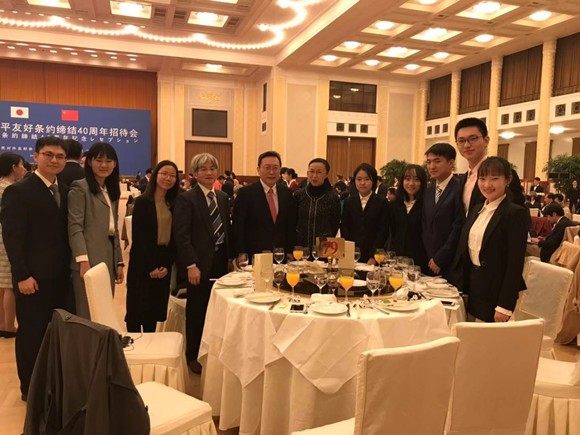 开云官方端网站登录入口师生与中日友协校友合影 开云官方端网站登录入口师生与中日友协校友合影