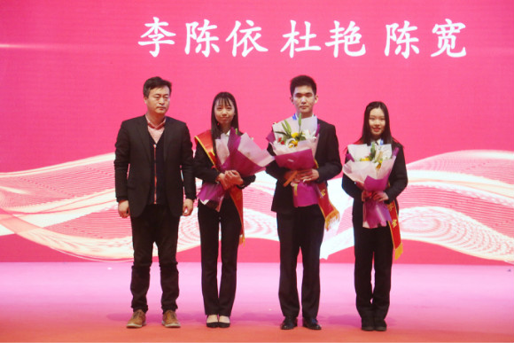 信息科技学院党总支副书记朱小京老师为国奖获得者杜艳、李陈依、陈宽颁奖 信息科技学院党总支副书记朱小京老师为国奖获得者杜艳、李陈依、陈宽颁奖
